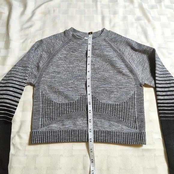 Workout Contour Seamless Long Sleeve Crop Top and High Rise Leggings - Picture 10 of 14